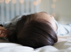 【推薦】醫生建議我的月亮枕跟寶寶衣物不要買深色系？聽完我才恍然大悟！