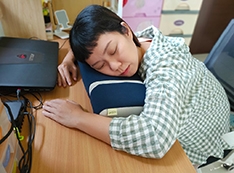 【推薦】好物開箱【GreySa格蕾莎折疊式午睡枕】午睡不怕手麻!猶如躺在情人懷裡那般柔軟又充滿甜蜜感。