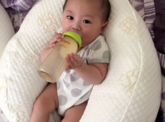 【推薦】「GreySa格蕾莎哺乳護嬰枕」爸比媽咪寶貝的超級好幫手,多功能月亮枕