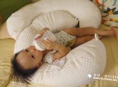 【推薦】【孕媽咪及育兒好物】GreySa格蕾莎哺乳護嬰枕|誰說月亮枕只能有孕婦需要,格蕾莎一次兩顆,保母也保子!